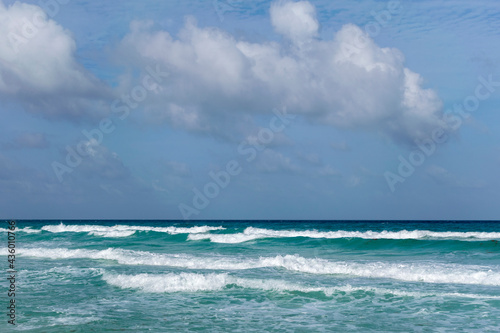 Fototapeta Naklejka Na Ścianę i Meble -  landscape of waves on the beach with blue sky and clouds