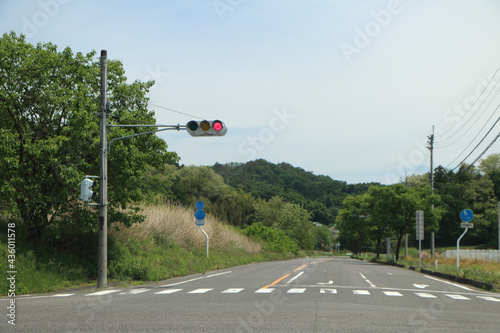 交差点の赤の信号機