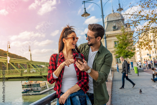 A traveling couple being happy in the city