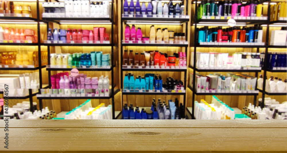 Obraz premium Empty table or counter for your product or text. Table top, mock up. A blurry image of a shop with cosmetics and perfumes. 