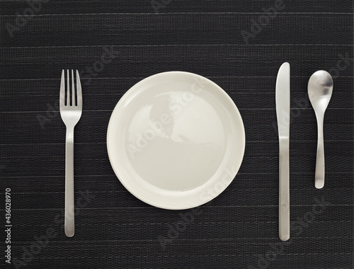 空の皿とナイフとフォークとスプーンのセッティング
