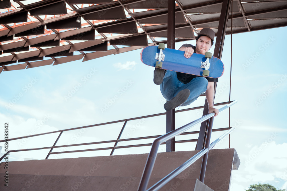 Teenagerr jumping on skateboard