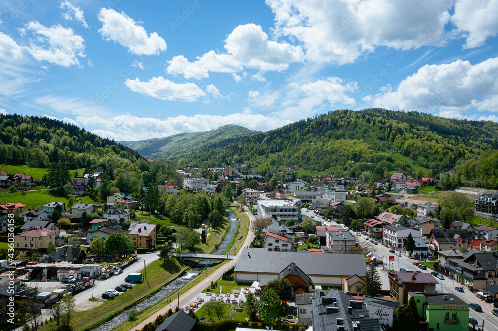 Obraz na płótnie Miasto szczyrk- piękne krajobrazy - panorama turystycznego miasteczka w Beskidzie śląskim w salonie