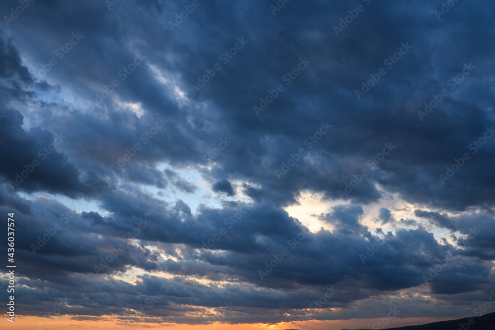 Obraz premium Stormy sky with storm clouns on the sunset with beautiful sun