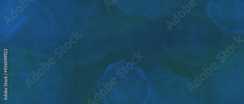 Sfondo blu acquerello con trama nuvolosa e grunge marmorizzato, nebbia morbida e illuminazione nebulosa e colori pastello. Banner web lungo scuro color turchese 