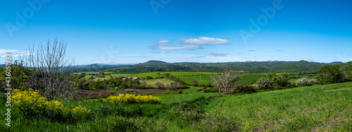 vue panoramique sur la campagne auvergnate au printemps
