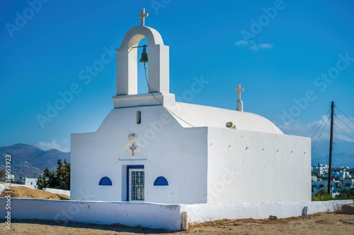 Biały kameralny kościół na greckim wybrzeżu    