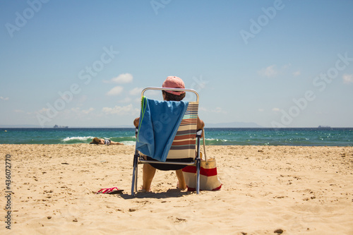 Mujer en silla en la playa