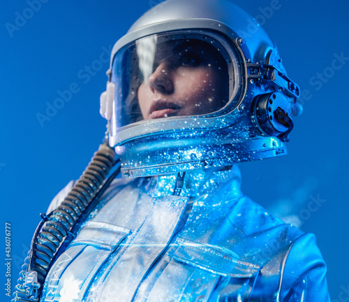 Photo Woman in space protective clothing and helmet