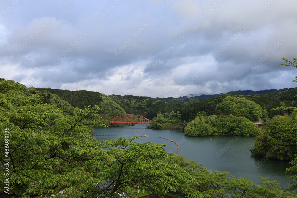 山に囲まれた湖とどんよりとした雲