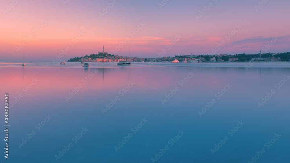 Sonnenaufgang am Wasser in Farbe rosa ist morgens ruhig und still