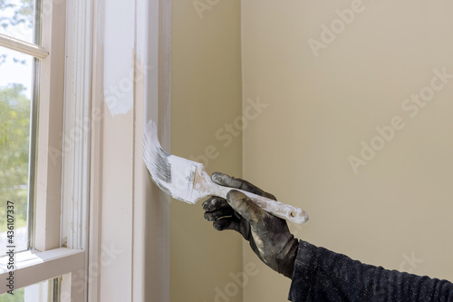 Cuadro en lienzo Hand of worker with gloves in the painting window molding trim