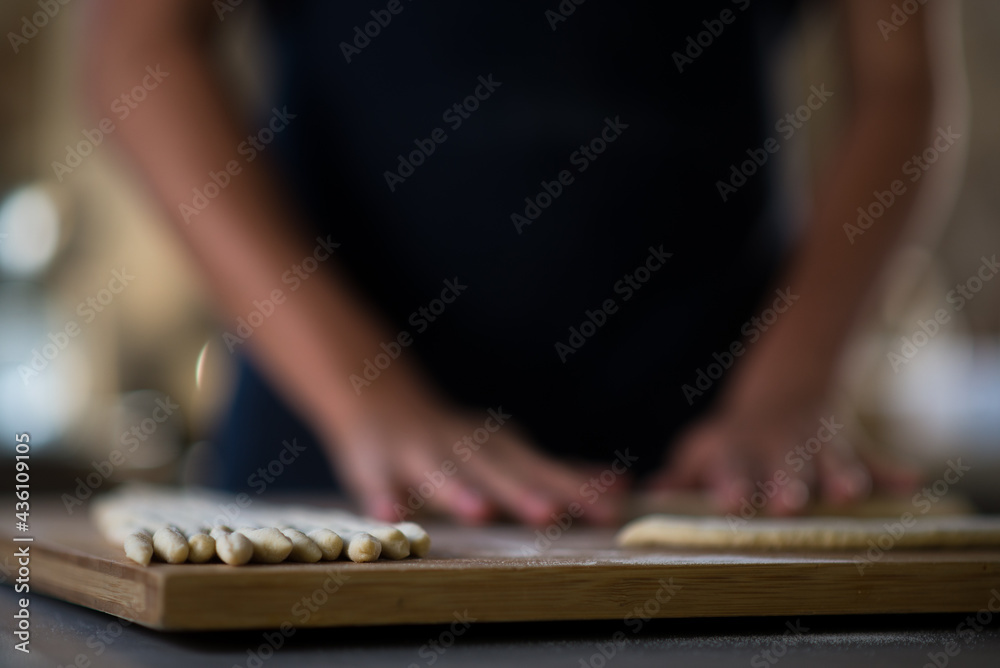 Fototapeta premium hands on pasta