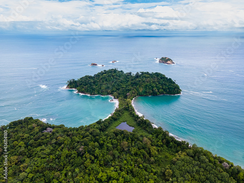 Φωτογραφία Beautiful aerial view of Manuel Antonio National Park and its magnificent beach