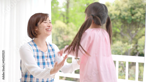 Cuadro en lienzo 保育士と遊ぶ女の子