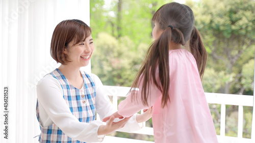 Cuadro en lienzo 保育士と遊ぶ女の子