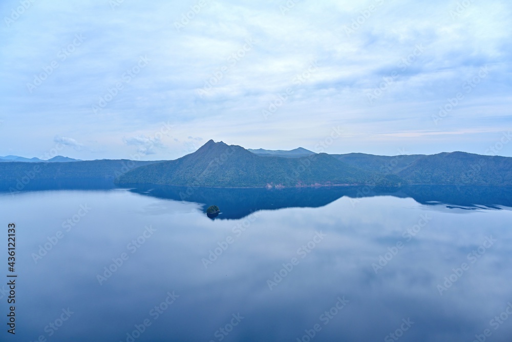 摩周ブルーに染まる晩秋の摩周湖の情景＠北海道