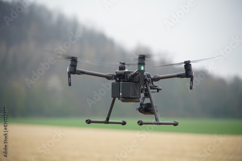 Drohne im Flug für die Landwirtschaft: Rehkitzsuche / Rehkitzrettung