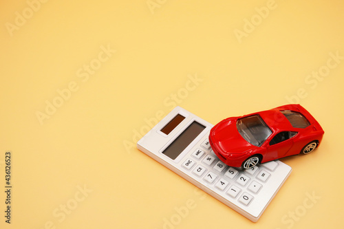 車のローンや保険の費用を計算機で調べる