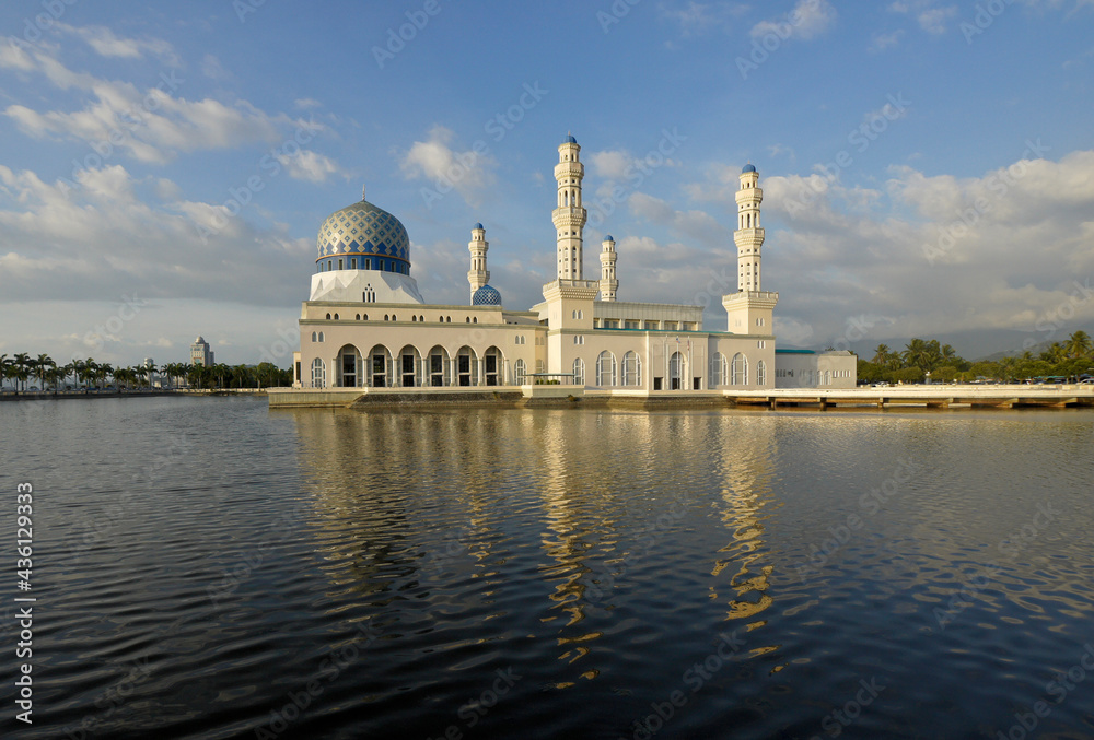 Fototapeta premium City Mosque on Likas Bay, Kota Kinabalu, Sabah (Borneo), Malaysia