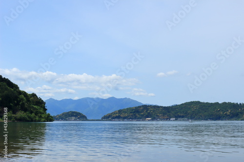 近江八幡の湖岸からの沖島の風景
