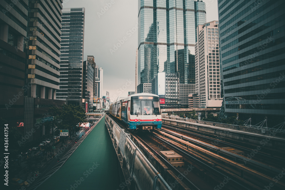 Obraz premium Chong Nonsi skywalk arch bridge at sky train station BTS in Sathorn business district in Bangkok Thailand