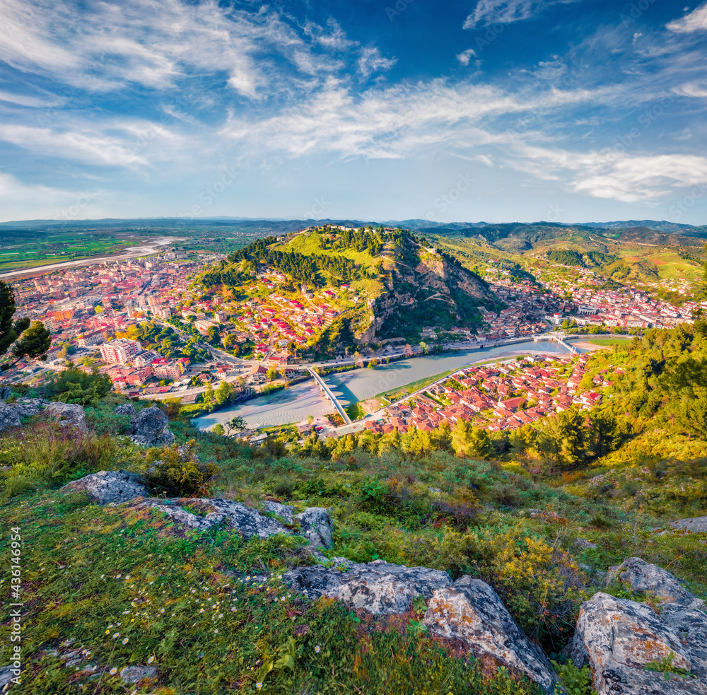 Obraz premium Aerial spring cityscape of Berat town, located on the Osum River. Colorful morning scene of Albania, Europe. Traveling concept background.