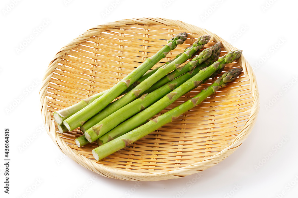 ザルに盛った北海道産グリーンアスパラガス　Hokkaido green asparagus in a bamboo colander