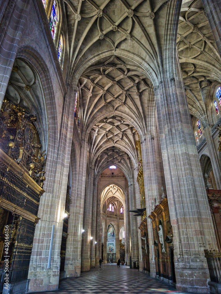Interior catedral de Segovia, de arquitectura gótica tardía, España