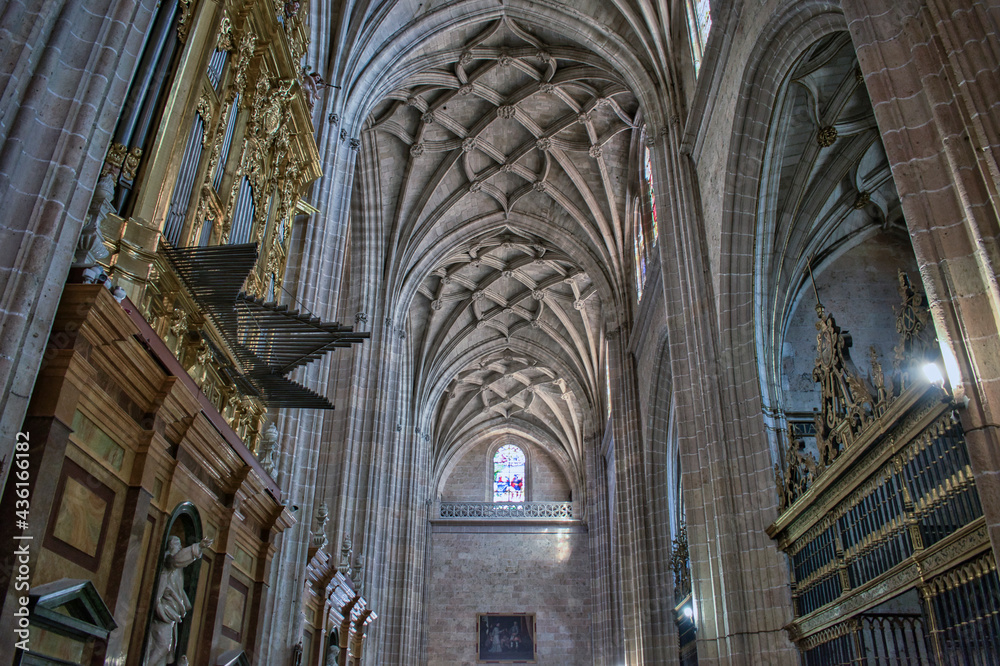 Interior catedral gótica de Segovia, España
