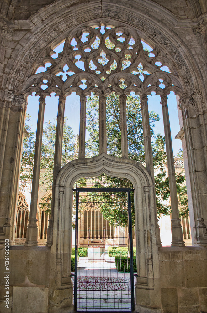Puerta de acceso al claustro de la catedral gótica de Segovia, España ...
