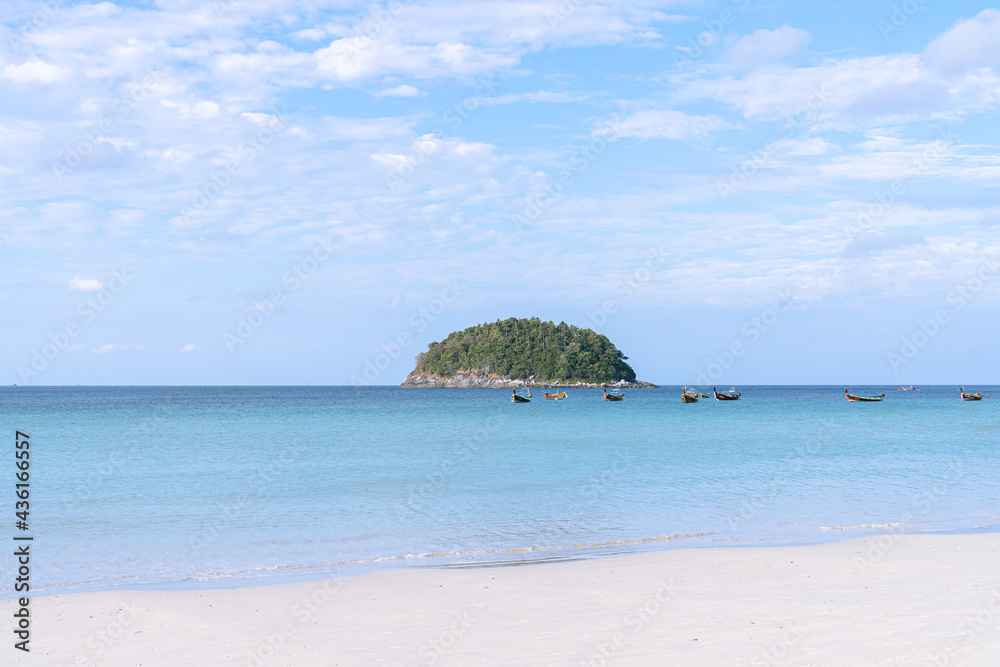 Obraz premium longtail boat at kata beach, morning sunrise Phuket, Thailand