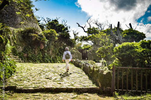 沖縄の空と海と城址