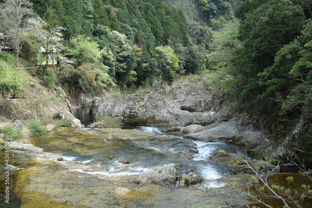 湯谷温泉の近くを流れる川 湯谷温泉の近くを流れる川