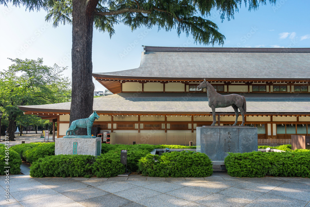 靖国神社の軍犬慰霊像と 靖国神社の軍犬慰霊像と
