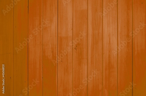 Holzwand aus Brettern mit orange brauner Farbe