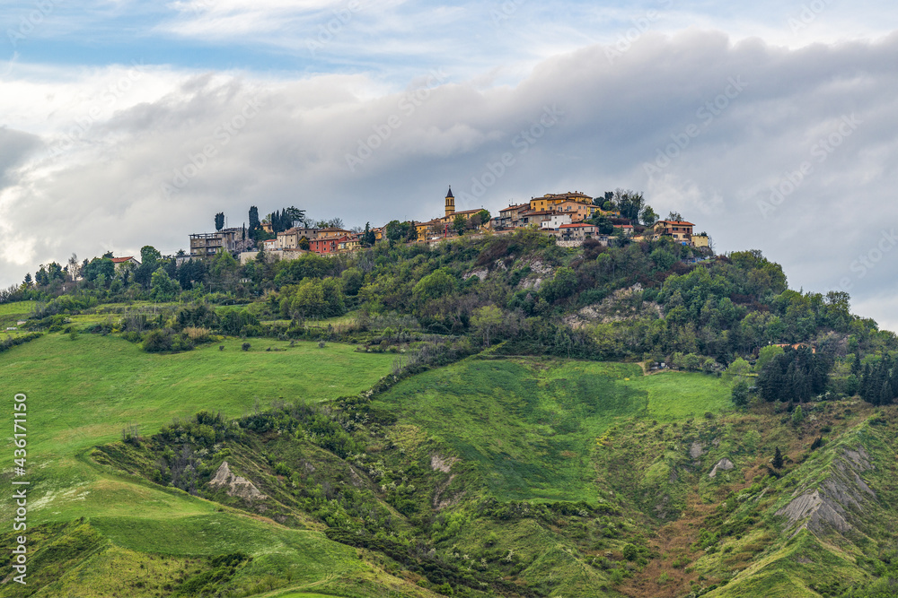 Naklejka premium Village perché sur une colline dans la région des Marches en Italie