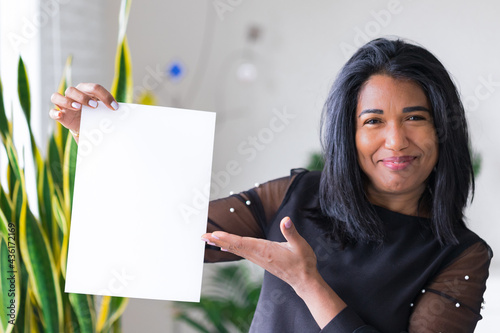 femme métisse mauricienne souriante avec feuille blanche photo