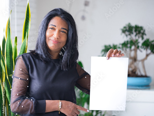 femme métisse mauricienne souriante avec feuille blanche photo