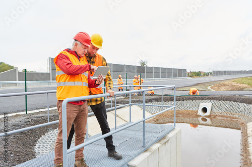 Bauarbeiter bei der Kontrolle einer Bau Konstruktion