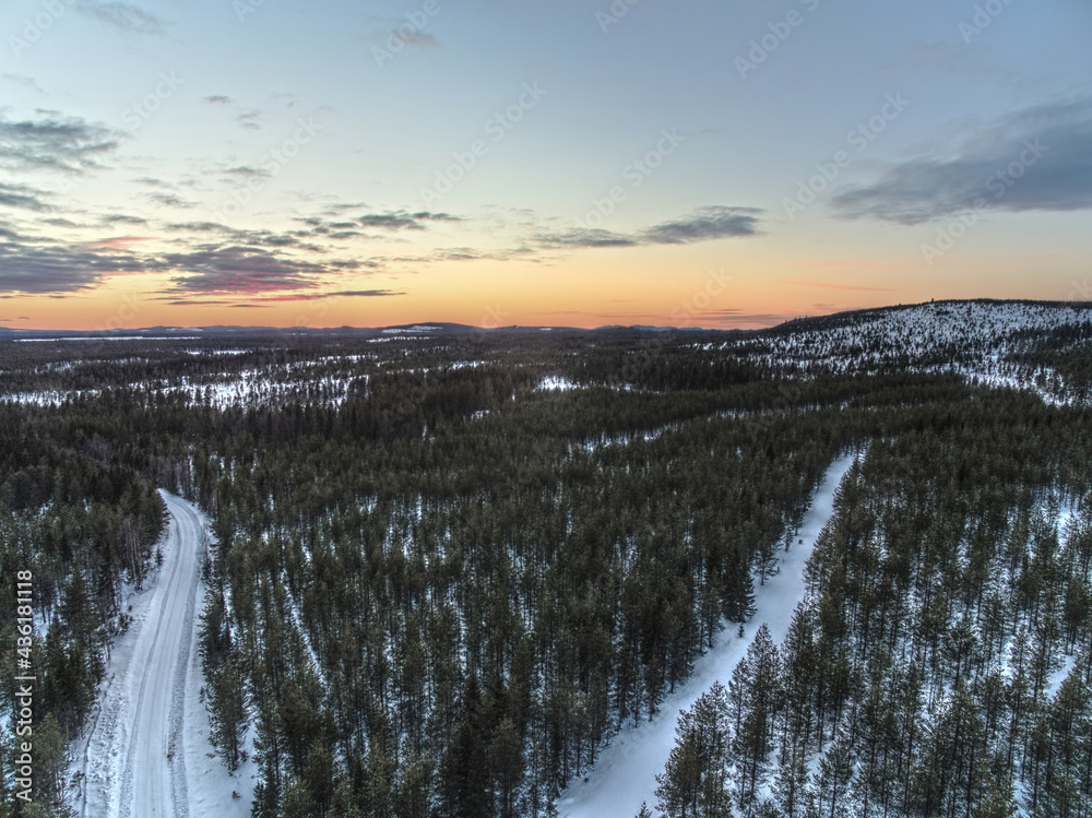 Obraz premium Winterly dusk over Sandberget in Swedish lapland