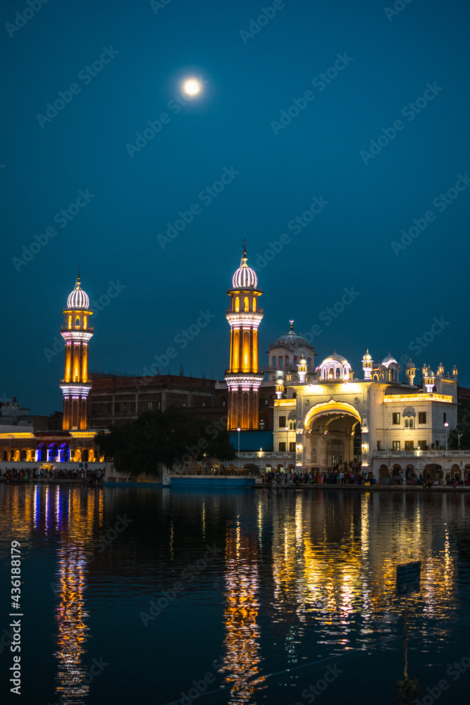 Obraz premium Built in the 16th-century, this iconic Sikh gurdwara houses a Sikh museum and a large free kitchen.