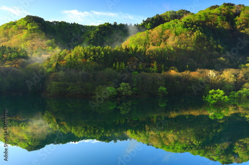 岩手県西和賀町 新緑の錦秋湖