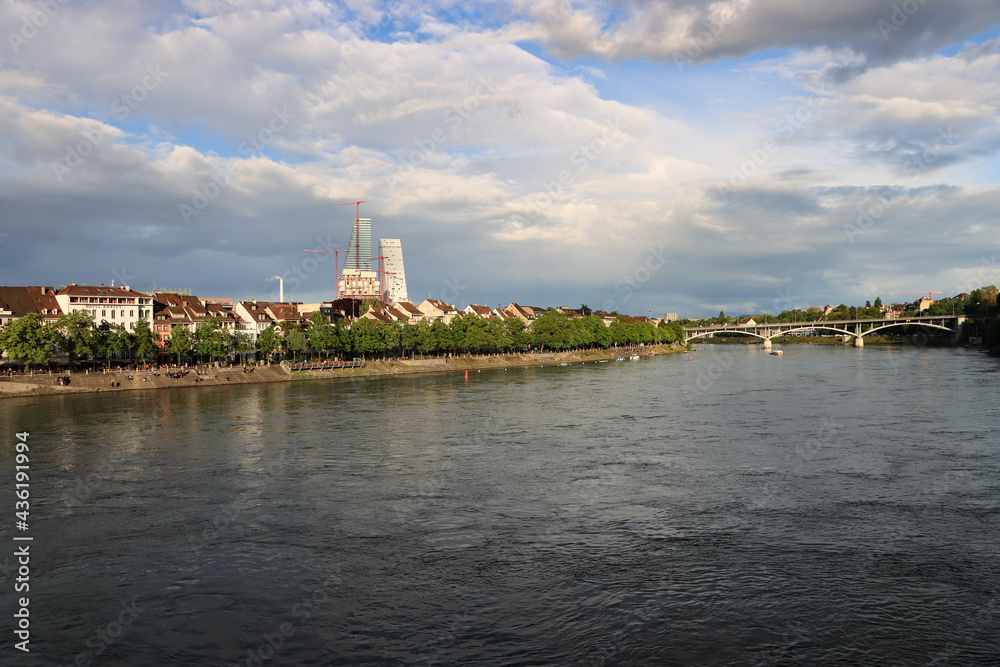 Basel; Blick auf das Kleinbasler Rheinufer in Richtung Wettsteinbrücke