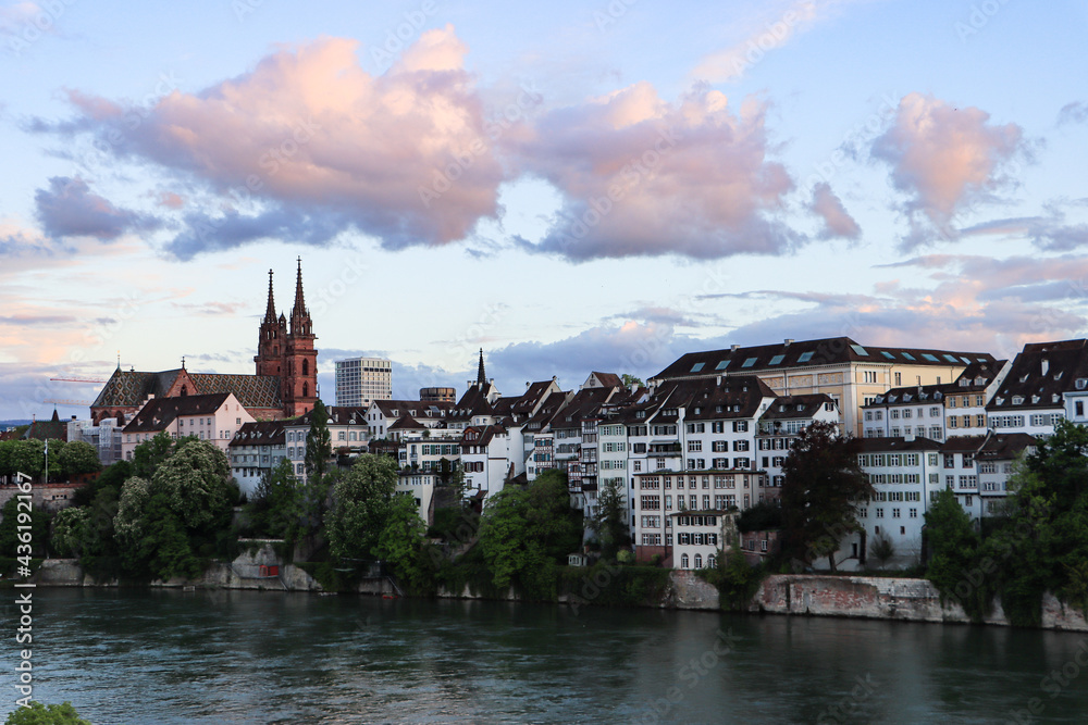 Abendstimmung in Basel; Blick über den Rhein zum Grossbasler Ufer mit Münster Abendstimmung in Basel; Blick über den Rhein zum Grossbasler Ufer mit Münster