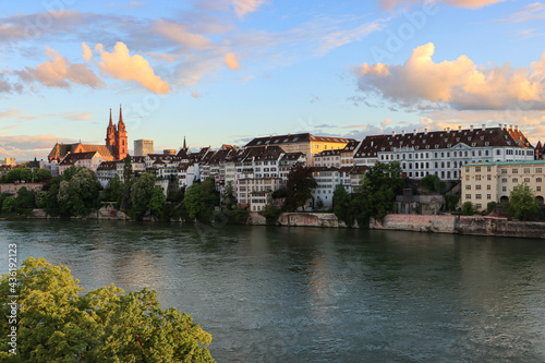 Abendstimmung in Basel am Rhein; Blick zur Grossbasler Altstadt mit Münster