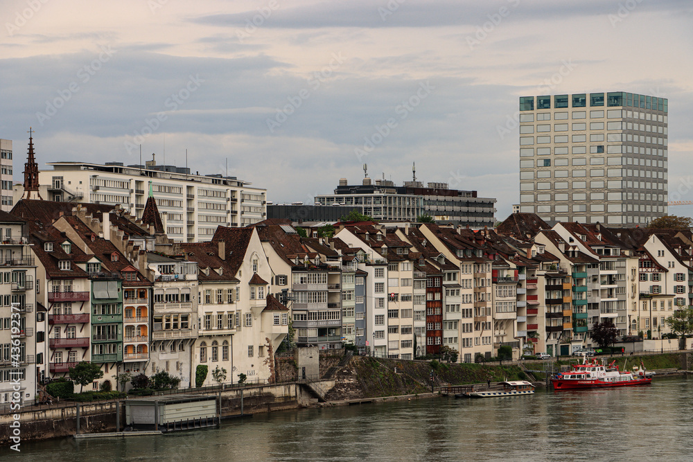 Grossbasler Rheinufer in Basel; Blick entlang des St. Johanns-Rheinweg