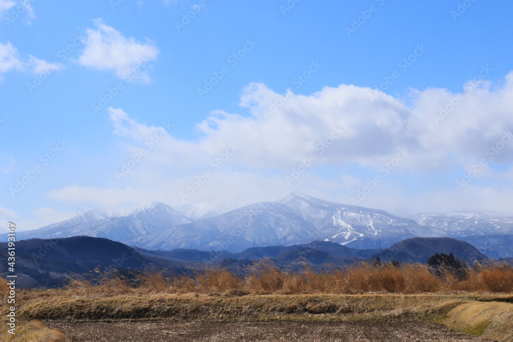 Fototapeta premium 雪化粧の蔵王連峰 広大な風景