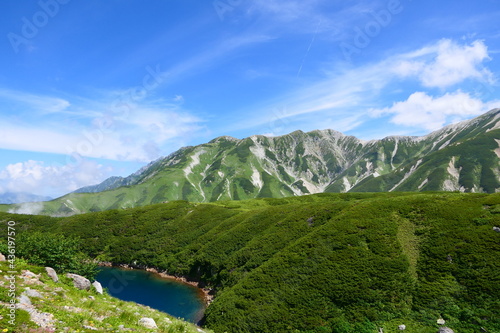 中部山岳国立公園。室堂からみくりが池と立山を望む。富山、日本。８月下旬。 © 義美 前田