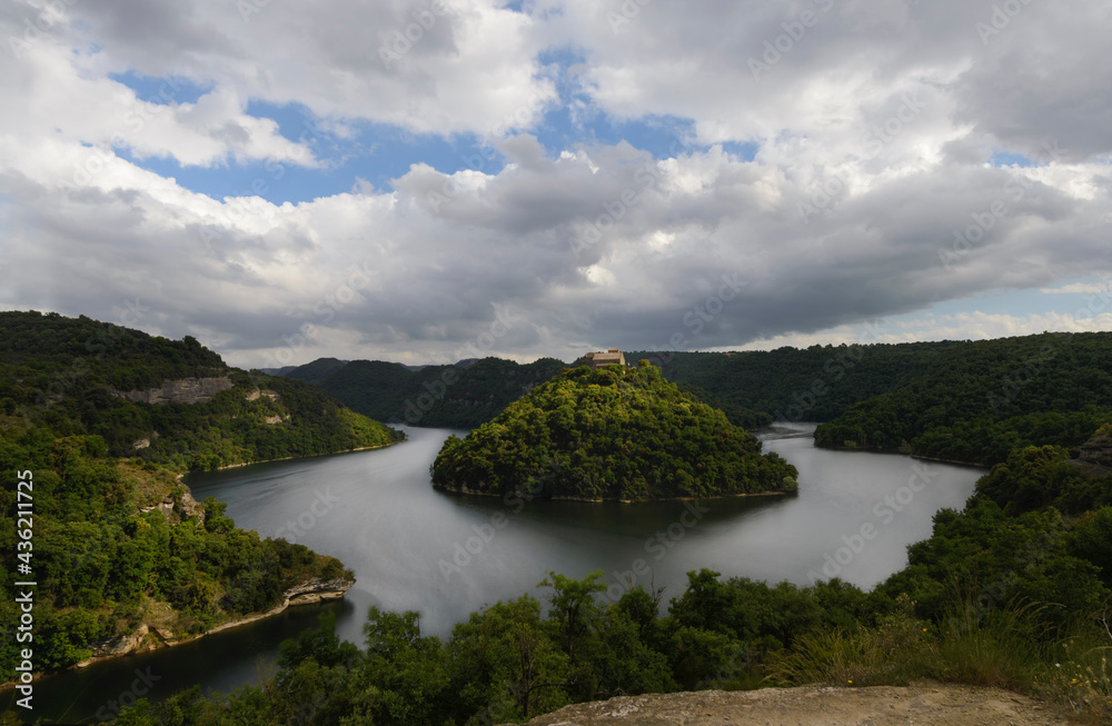 Meandro del rio Ter en Les Maties de Roda con el monasterio de Sant Pere de Casserres al centro, Osona ; Cataluña, España